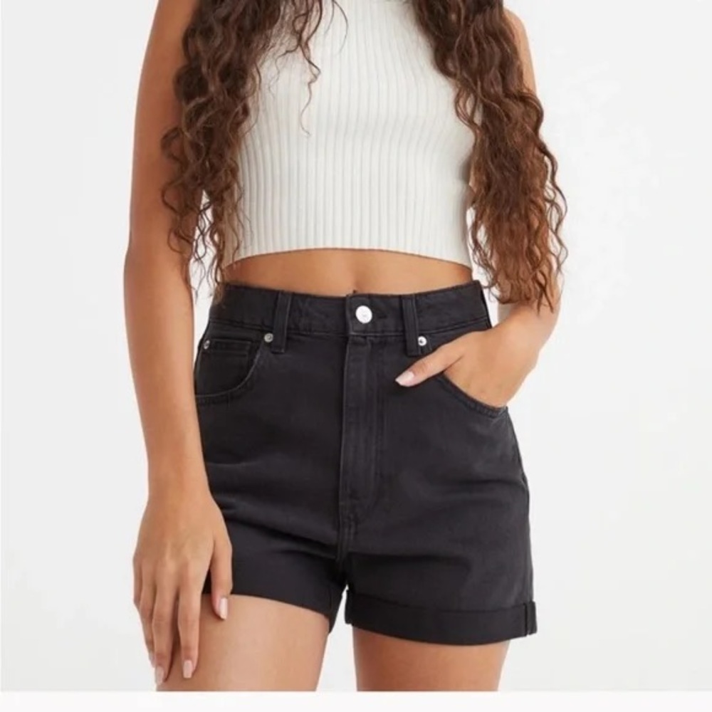 H&M “Mom Fit” Ultra-High Denim Shorts – NWT – Size 4